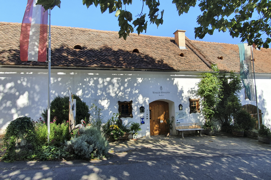 Entrance to the wine cellar, Winkler-Hermaden Winery | © Steiermark Tourismus | Günther Steininger