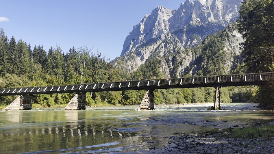 Wooden bridge over the Enns in the Gesäuse | © Steiermark Tourismus | Lena Maikisch