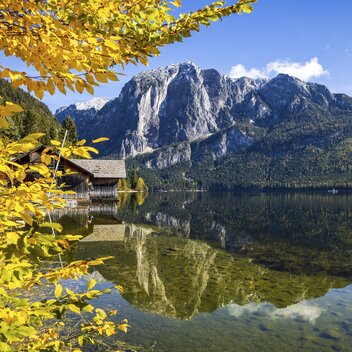 Trisselwand spiegelt sich im Altausseer See | © STG | photo-austria.at