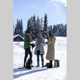 Aufwärmen und Stärken beim Spazierengehen auf der Frauenalpe | © STG | Tom Lamm
