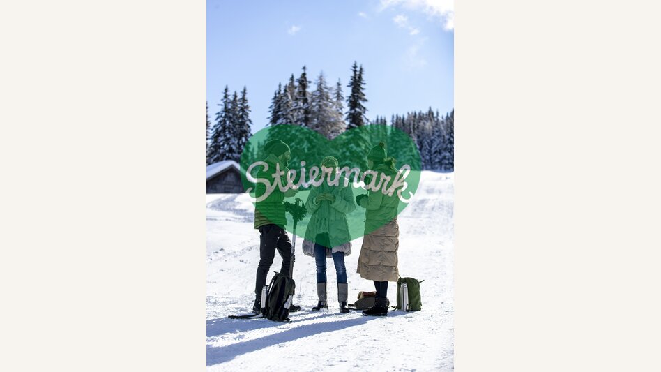 Aufwärmen und Stärken beim Spazierengehen auf der Frauenalpe | © STG | Tom Lamm