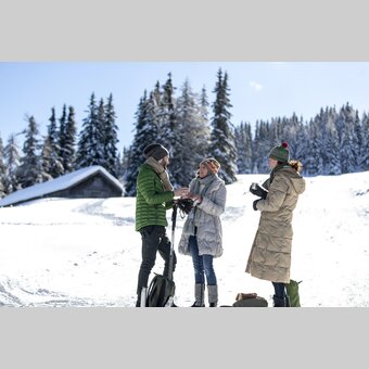 Aufwärmen und Stärken beim Spazierengehen auf der Frauenalpe  | © STG | Tom Lamm