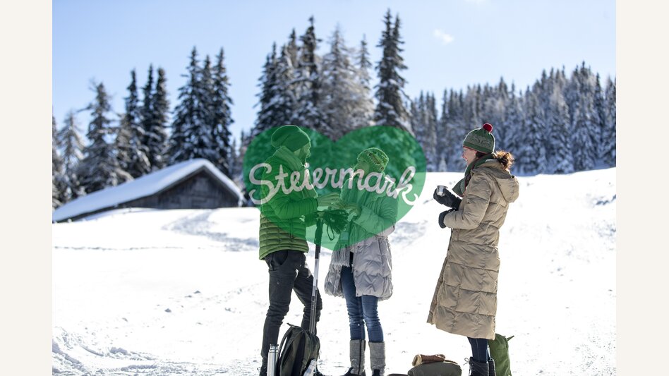 Aufwärmen und Stärken beim Spazierengehen auf der Frauenalpe  | © STG | Tom Lamm