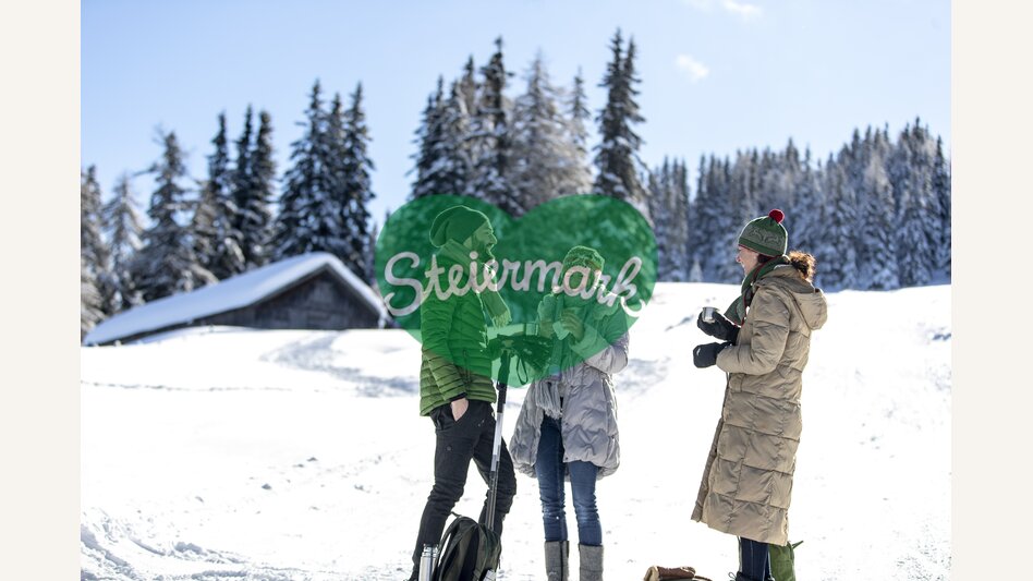 Aufwärmen und Stärken beim Spazierengehen auf der Frauenalpe | © STG | Tom Lamm
