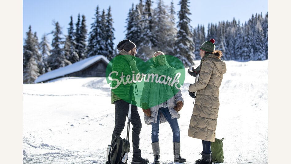 Aufwärmen und Stärken beim Spazierengehen auf der Frauenalpe | © STG | Tom Lamm