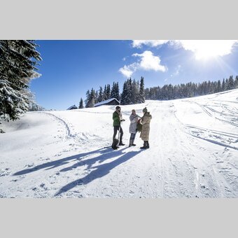 Aufwärmen und Stärken beim Spazierengehen auf der Frauenalpe | © STG | Tom Lamm