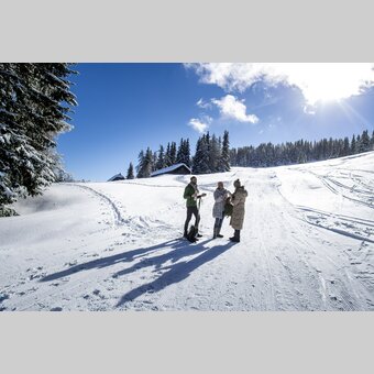 Aufwärmen und Stärken beim Spazierengehen auf der Frauenalpe | © STG | Tom Lamm