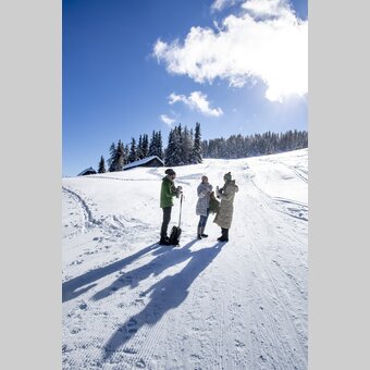 Aufwärmen und Stärken beim Spazierengehen auf der Frauenalpe | © STG | Tom Lamm