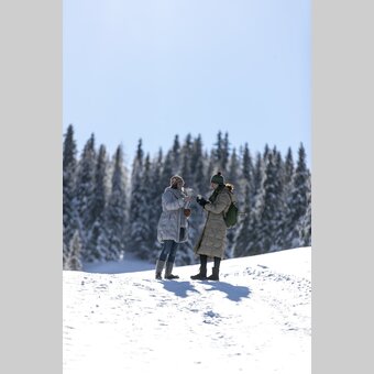 Aufwärmen und Stärken beim Spazierengehen auf der Frauenalpe | © STG | Tom Lamm