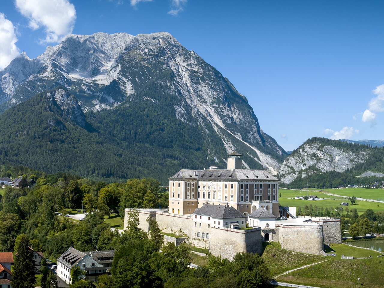 Trautenfels Castle with Grimming in the background | © Steiermark Tourismus | Tom Lamm