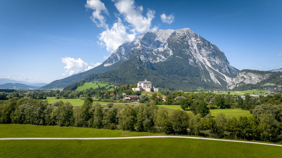 Trautenfels Castle with Grimming in the background | © Steiermark Tourismus | Tom Lamm