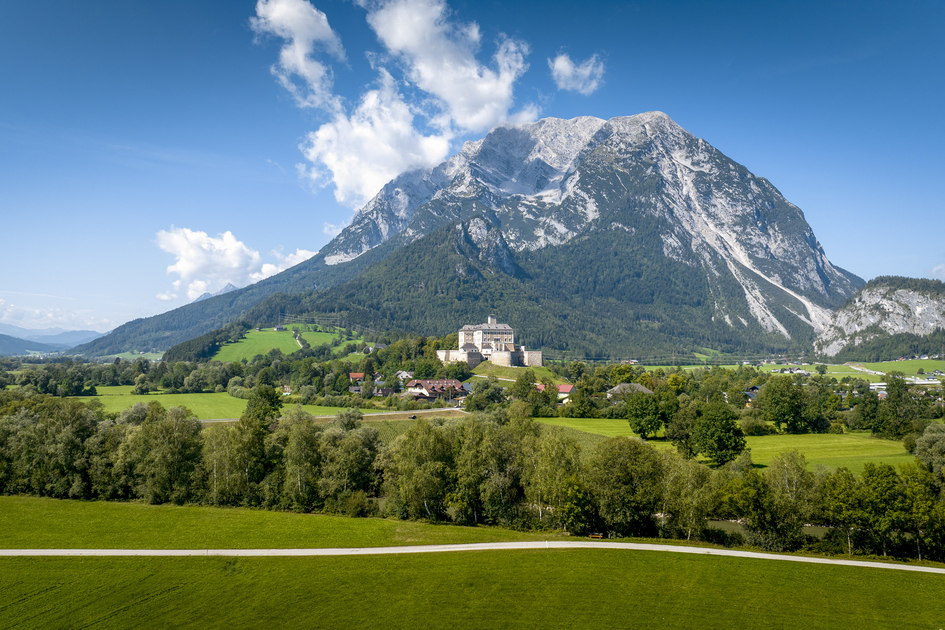 Trautenfels Castle with Grimming in the background | © Steiermark Tourismus | Tom Lamm