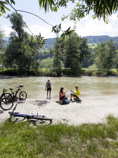 Cooling off on the Enns cycle path | © Steiermark Tourismus | Tom Lamm