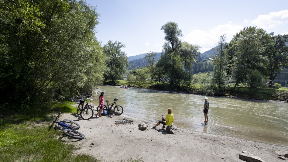 Cooling off on the Enns cycle path | © Steiermark Tourismus | Tom Lamm