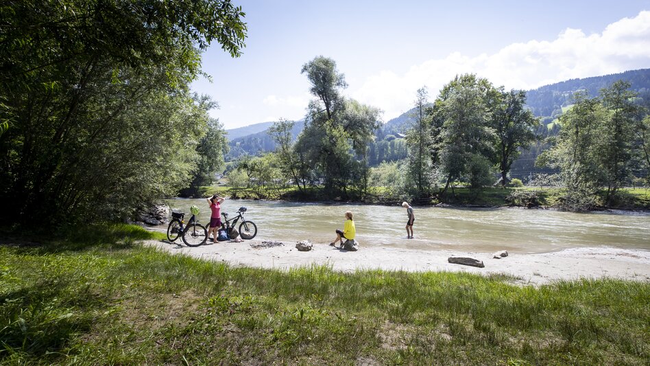 Cooling off on the Enns cycle path | © Steiermark Tourismus | Tom Lamm