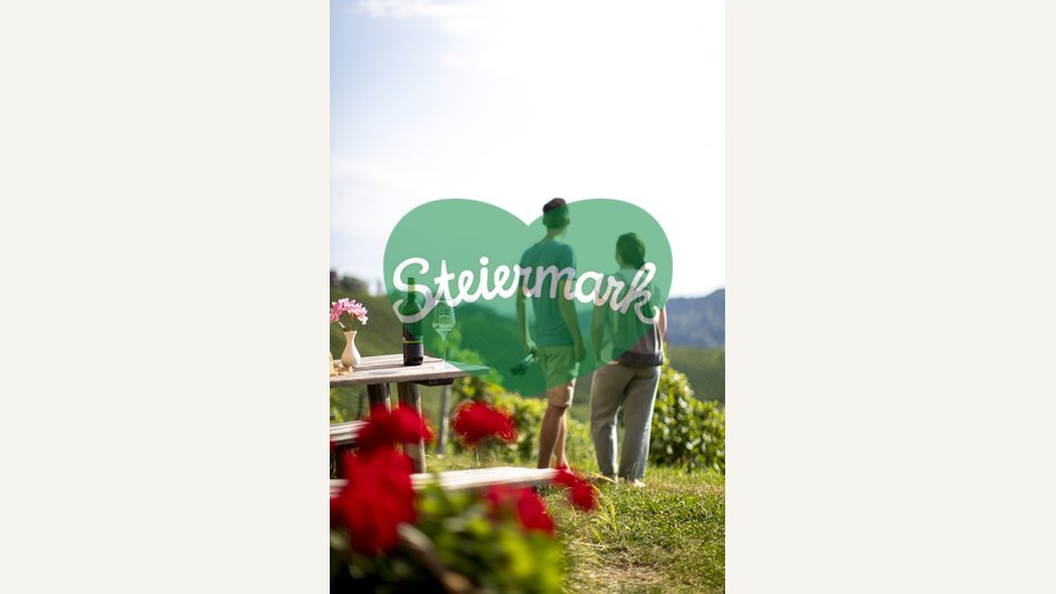 Wanderpause beim Buschenschank mit Blick auf die südsteirischen Weinberge | © STG | Tom Lamm