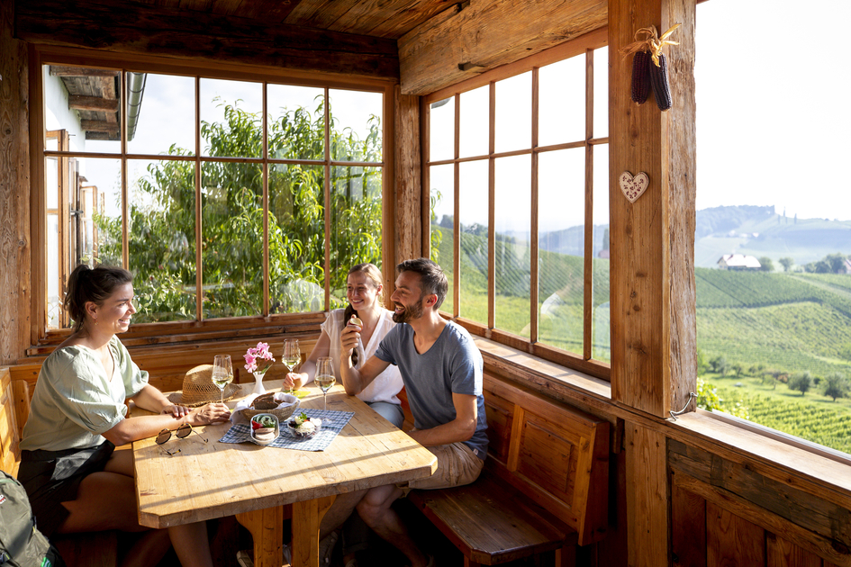 Hiking break at the Buschenschank with a view of the South Styrian vineyards | © Steiermark Tourismus | Tom Lamm