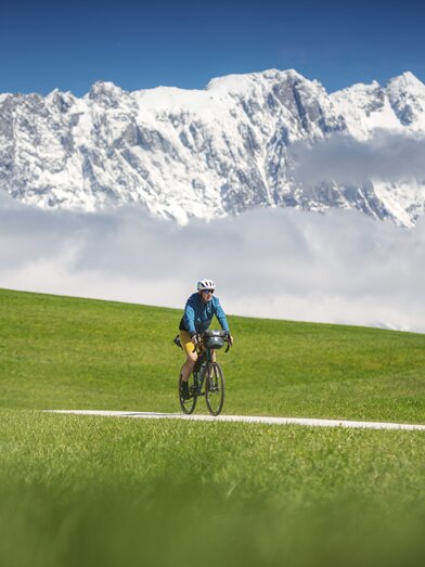 Radtour am Mitterberg mit winterlichen Grimming im Hintergrund | © STG | photo-austria.at