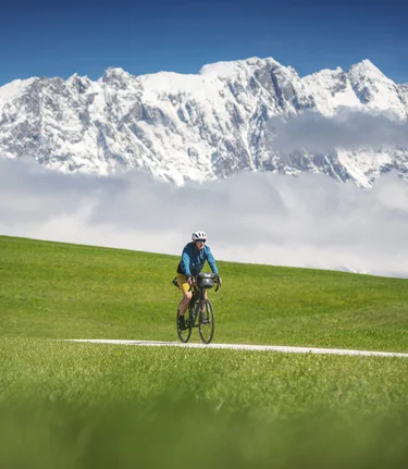 Cycling tour on the Mitterberg with the wintry Grimming in the background | © Steiermark Tourismus | photo-austria.at