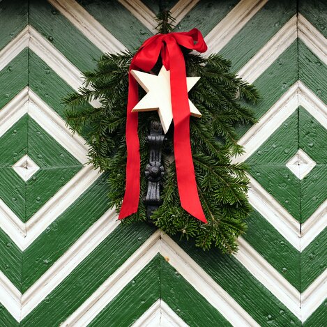 Türe mit Adventdekoration | © STG | Gery Wolf