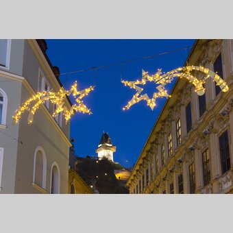 Graz im Advent, Uhrturm im Hintergrund | © STG | Harry Schiffer