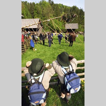 Maibaumaufstellen im Freilichtmuseum Stübing | © STG | Gery Wolf