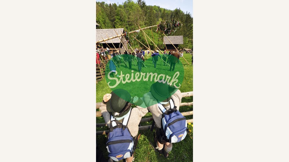 Maibaumaufstellen im Freilichtmuseum Stübing | © STG | Gery Wolf