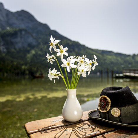 Ausseer Trilogie: Narzissen, Hut und Altausseer See | © STG | Tom Lamm