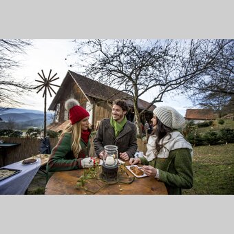 Adventmarkt am Hüblerhof in Semriach, Region Graz | © STG | Tom Lamm
