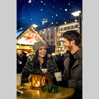 Grazer Advent, Hauptplatz mit Adventmarkt (Uhrturm am Schlossberg)  | © STG | Tom Lamm