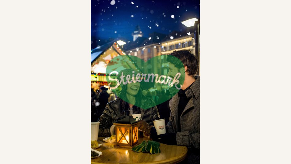 Grazer Advent, Hauptplatz mit Adventmarkt (Uhrturm am Schlossberg)  | © STG | Tom Lamm