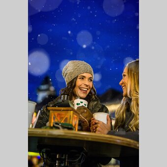 Grazer Advent, Hauptplatz mit Adventmarkt (Uhrturm im Hintergrund)  | © STG | Tom Lamm