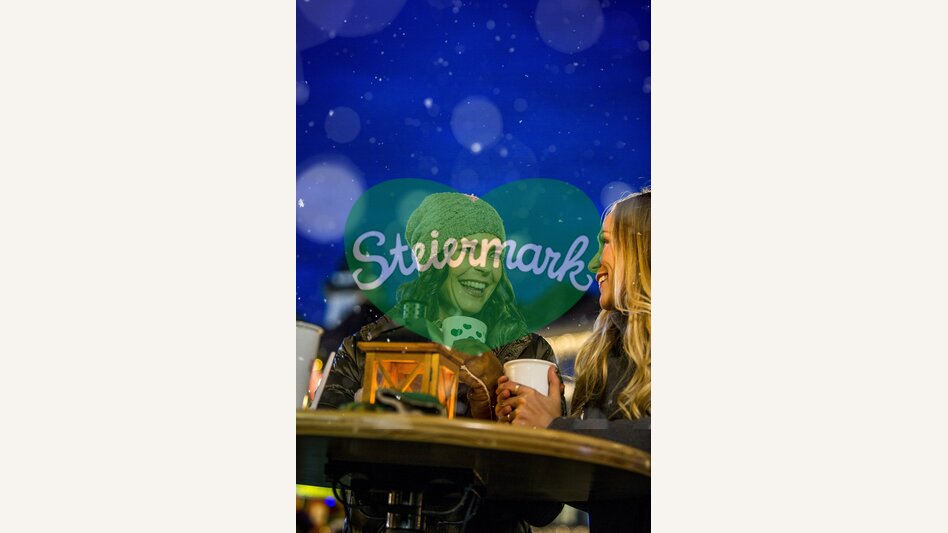 Grazer Advent, Hauptplatz mit Adventmarkt (Uhrturm im Hintergrund)  | © STG | Tom Lamm