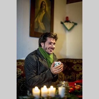 Aufwärmen beim Adventmarkt am Hüblerhof, Region Graz  | © STG | Tom Lamm