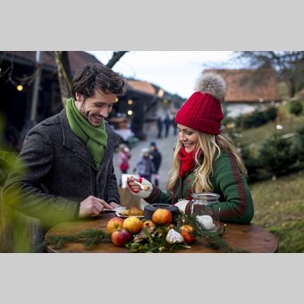 Bratapfel verkosten am Adventmarkt  | © STG | Tom Lamm