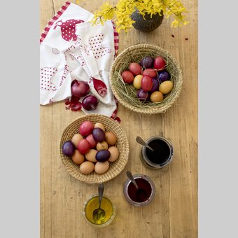 Tradition: Ostereier färben mit Zwiebelschalen und rotem Rübensaft  | © STG | Tom Lamm