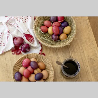 Ostereier färben mit Zwiebelschalen, rotem Rübensaft,... am Zehenthof in Semriach | © STG | Tom Lamm