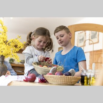 Helfen beim Ostereier färben mit Zwiebelschalen, rotem Rübensaft,... am Zehenthof | © STG | Tom Lamm