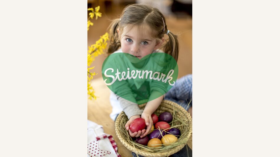 Mädchen mit gefärbten Ostereiern am Zehenthof in Semriach | © STG | Tom Lamm