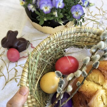 Ostern: mit Ostereiern, Palmkätzchen, Pinze,... | © STG | Amra Candic