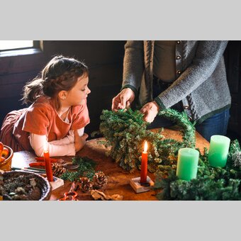 Adventkranzbinden im Freilichtmuseum Stübing | © TV Region Graz | Robert Maybach
