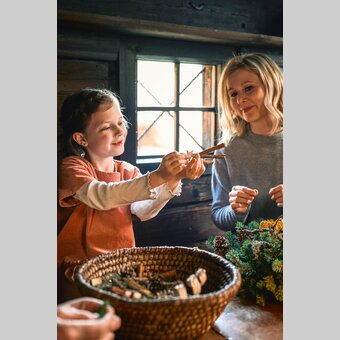 Adventkranzbinden im Freilichtmuseum Stübing | © TV Region Graz | Robert Maybach