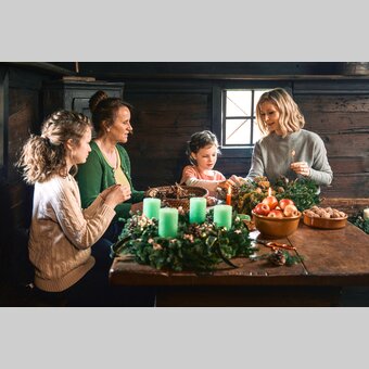 Adventkranzbinden im Freilichtmuseum Stübing | © TV Region Graz | Robert Maybach