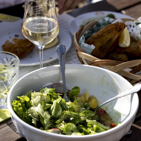Backhendl mit gemischtem Salat | © STG | Tom Lamm