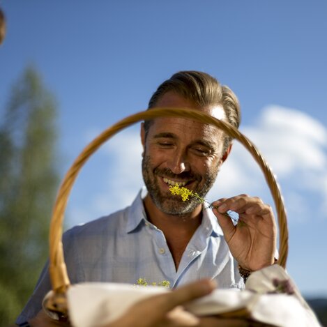 Kräuterpädagogin und Grünkraft-Begleiterin Margrit Krenn bei der Arbeit | © STG | Tom Lamm
