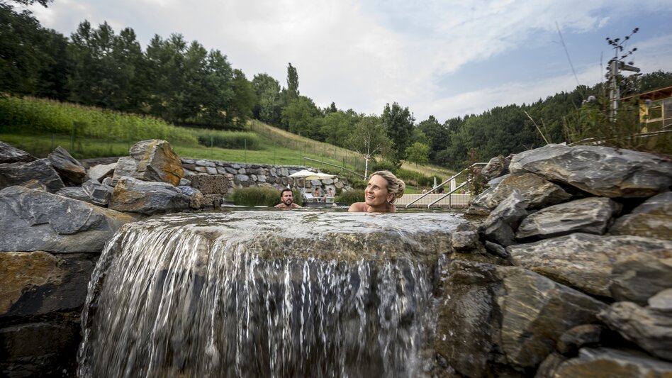 Natural bathing pond at the Heiltherme Bad Waltersdorf | © Steiermark Tourismus | Tom Lamm