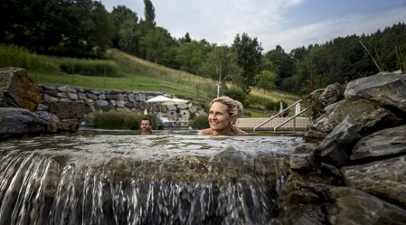Naturbadeteich der Heiltherme Bad Waltersdorf | © STG | Tom Lamm