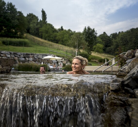 Naturbadeteich der Heiltherme Bad Waltersdorf | © STG | Tom Lamm
