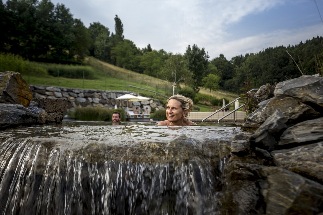Naturbadeteich der Heiltherme Bad Waltersdorf | © STG | Tom Lamm