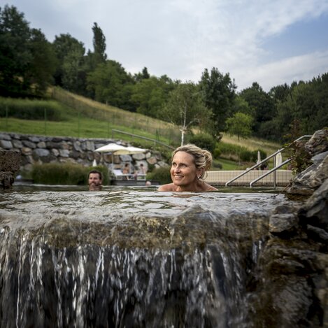Naturbadeteich der Heiltherme Bad Waltersdorf | © STG | Tom Lamm